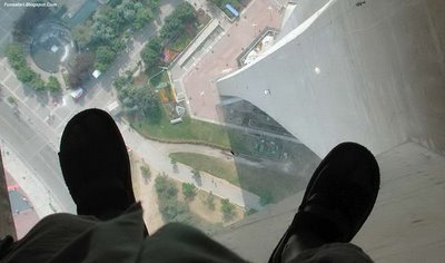 ガラス張りの高層ビルの下04