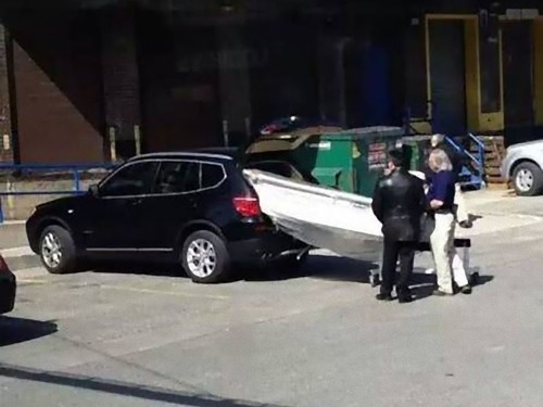 強引に車に積んでしまう人々16