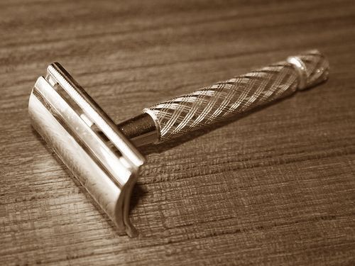 カミソリの代わりにスコップ00