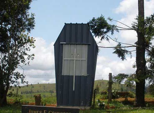 墓地に棺おけ型トイレ02