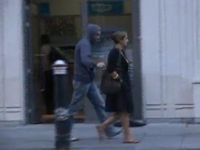 元スリの集団が逆にお金を入れていく