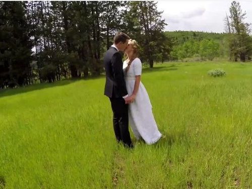 結婚する二人をドローンで撮影01