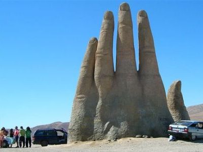 巨大な砂漠の手00