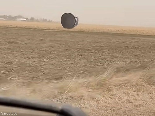 「車より速い!?」強風でコロコロ転がるトランポリン（動画）