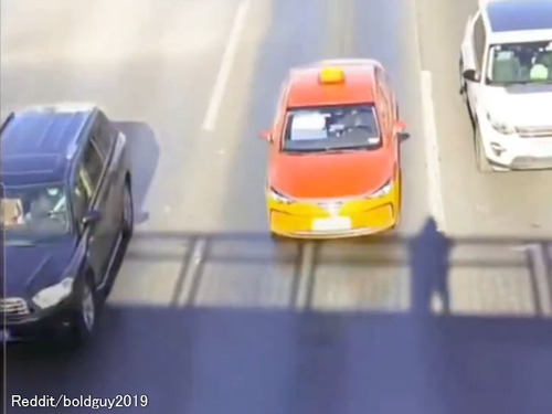 「歩道橋の上で、リアルに昔懐かしいゲームを遊ぶ方法」スリル満点のその様子