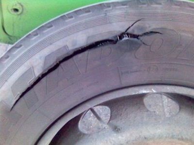 バスのタイヤが破裂00