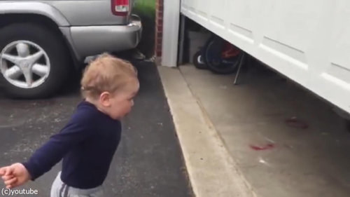 自動シャッターに興奮する赤ちゃん01