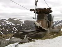 スキーのリフトにぶら下がる犬01