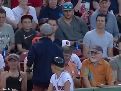 球場でボールをもらった男性の粋な行動04