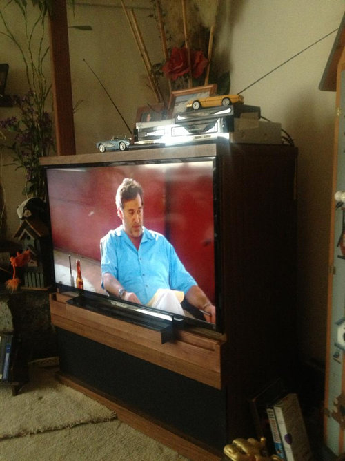 父親がテレビをアップグレード01