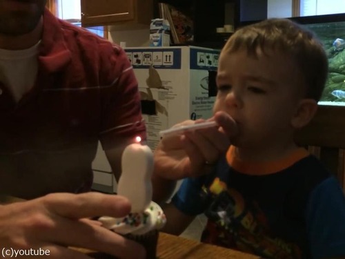 幼児のロウソクの火の消し方05