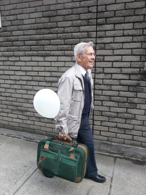 こうするとスーツケースが軽くなるんだ01