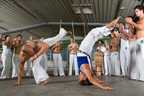 アクロバティックな足技 ブラジルの格闘技 カポエイラ の華麗な舞 らばq