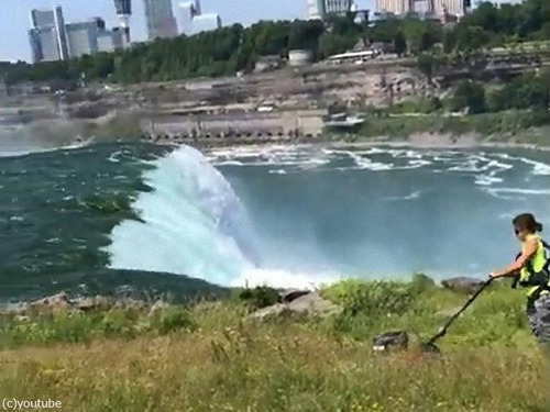 ナイアガラの滝で草刈り00