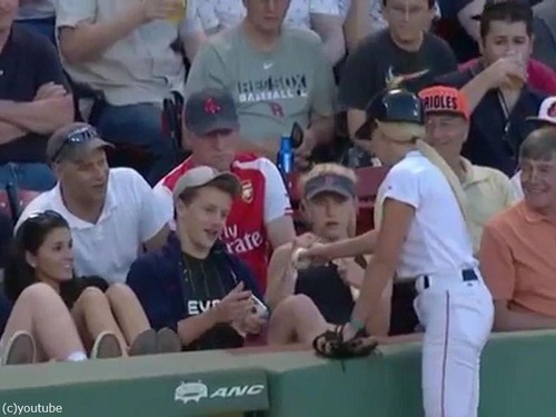 球場でボールをもらった男性の粋な行動02