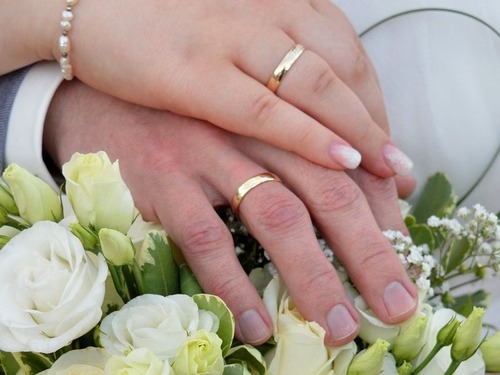 「大学の友人がフェイクの結婚指輪をしていた理由は…」→その方がモテるから