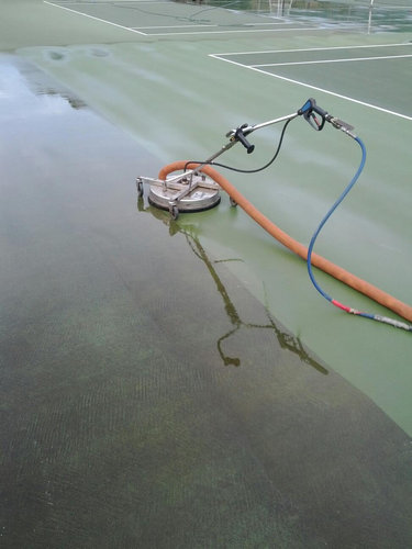 ビルを高圧洗浄機で掃除02