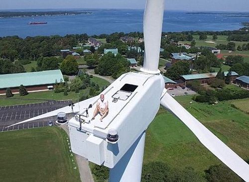 風力発電機の上で昼寝04