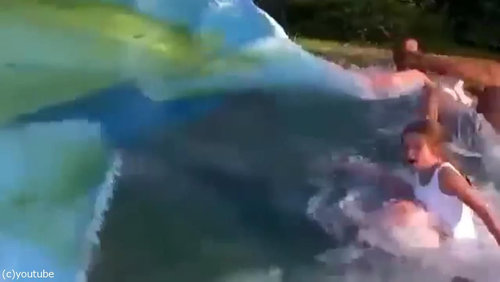 おじいちゃん「プールの水を空にするよ！」06