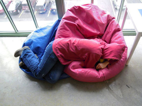 怪しげな隠れ方03