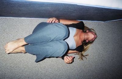 足の指をぶつけた女性たち04