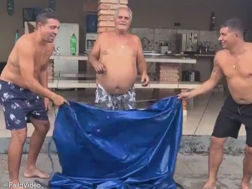 布が上がって下りたら「ほとんど」消える男性のマジック