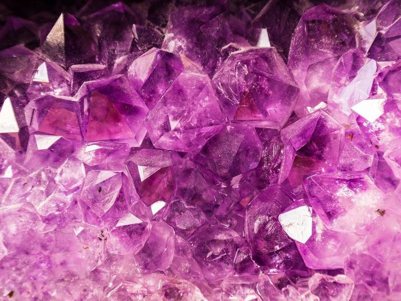 ハート型のアメジスト結晶がウルグアイ鉱山で採掘される らばq