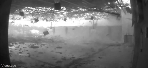 トルネードが体育館を破壊04