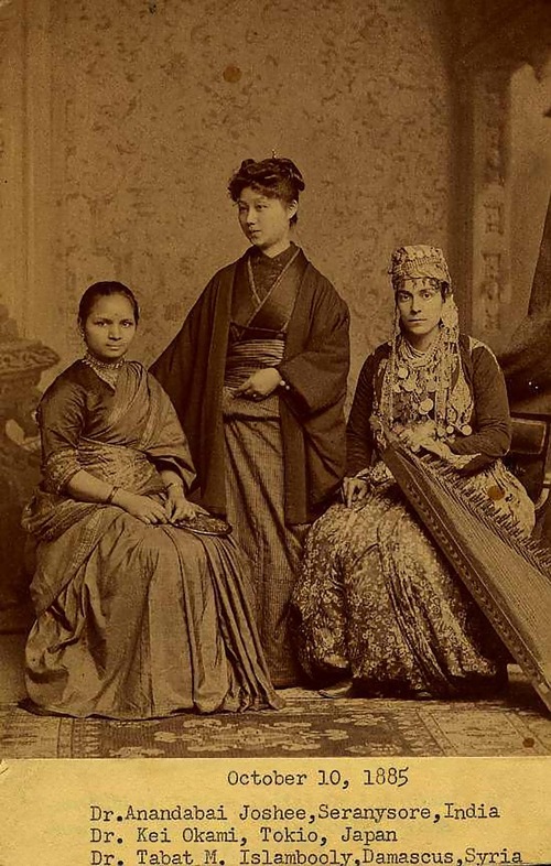 「インド人、日本人、シリア人の女子医学生、1885年」01