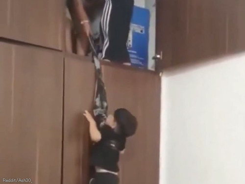 「子供たち3人が洋服ダンスの上にいたので、どうやって登ったのか聞いてみたら…」忍者のようなチームワークだった