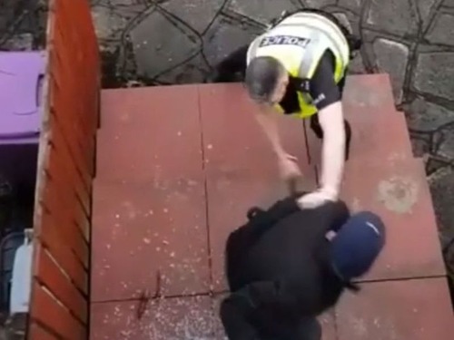 泥棒が侵入するところ04