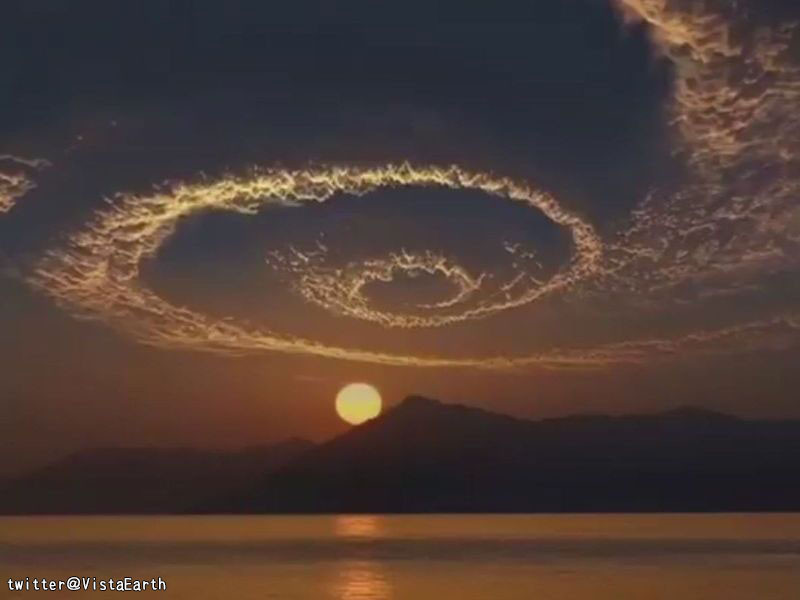 天変地異の前触れ トルコ上空の渦巻き雲がラスボスが登場しそうだと話題を呼ぶ らばq