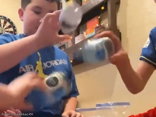 ペットボトルで遊んでいた少年3人が…本人たちもビックリする成功を収める