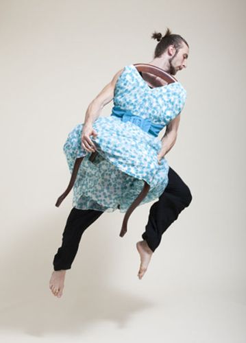 不自然なポーズ13