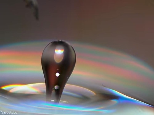 「水滴が落ちる様子を20000fps（秒間2万コマ）で撮影すると…こんなにドラマチック！」