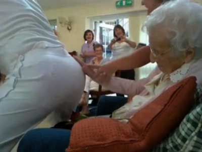 100歳おばあちゃんにストリッパー04
