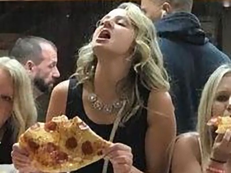 ピザをこれほど情熱的に食べる女性客を見たことがある 愛すら感じる1枚 らばq