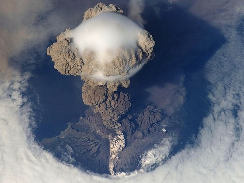 宇宙ステーションから見た火山の噴火