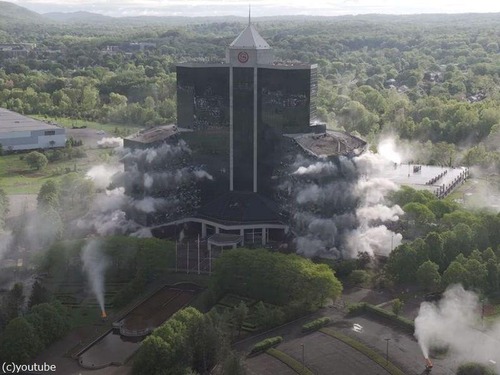 22階建てガラス張りのシェラトン・クロスローズ・ホテルが爆破解体…36年間の歴史に終止符を打つ瞬間（動画）