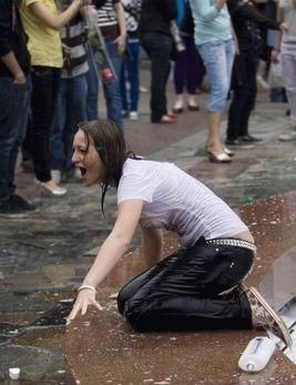 噴水でずぶ濡れロシアの美少女12
