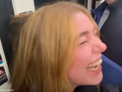 電車のドアに髪の毛がはさまった女の子…笑いが止まらなくなってしまう（動画）
