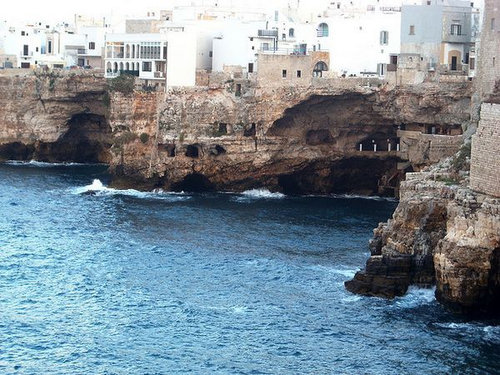 イタリアの海に面した洞窟レストラン04