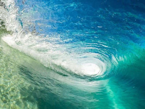 サーフィンで長時間の波のチューブ