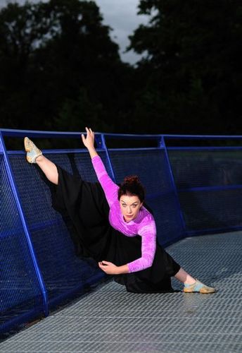 不自然なポーズ14