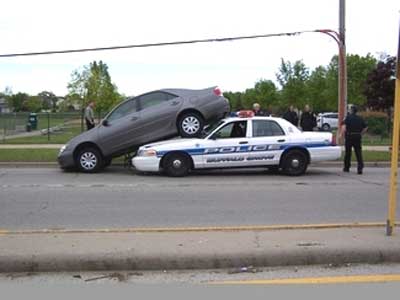 パトカーに乗り上げ