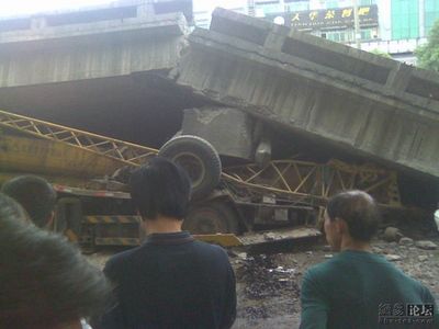 中国・高架橋事故05
