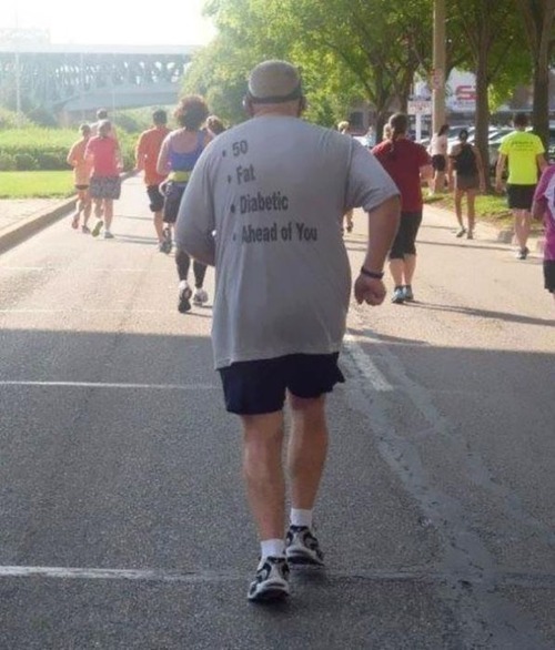 おもしろTシャツを着た老人たち03