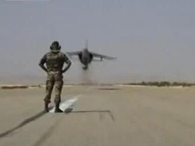 超低空飛行をする戦闘機の真下にいるときの衝撃