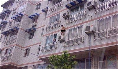 浮気がばれて裸で外に