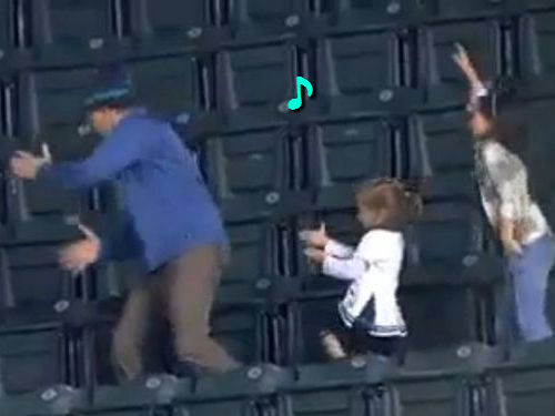 スタジアムで踊る父と娘01